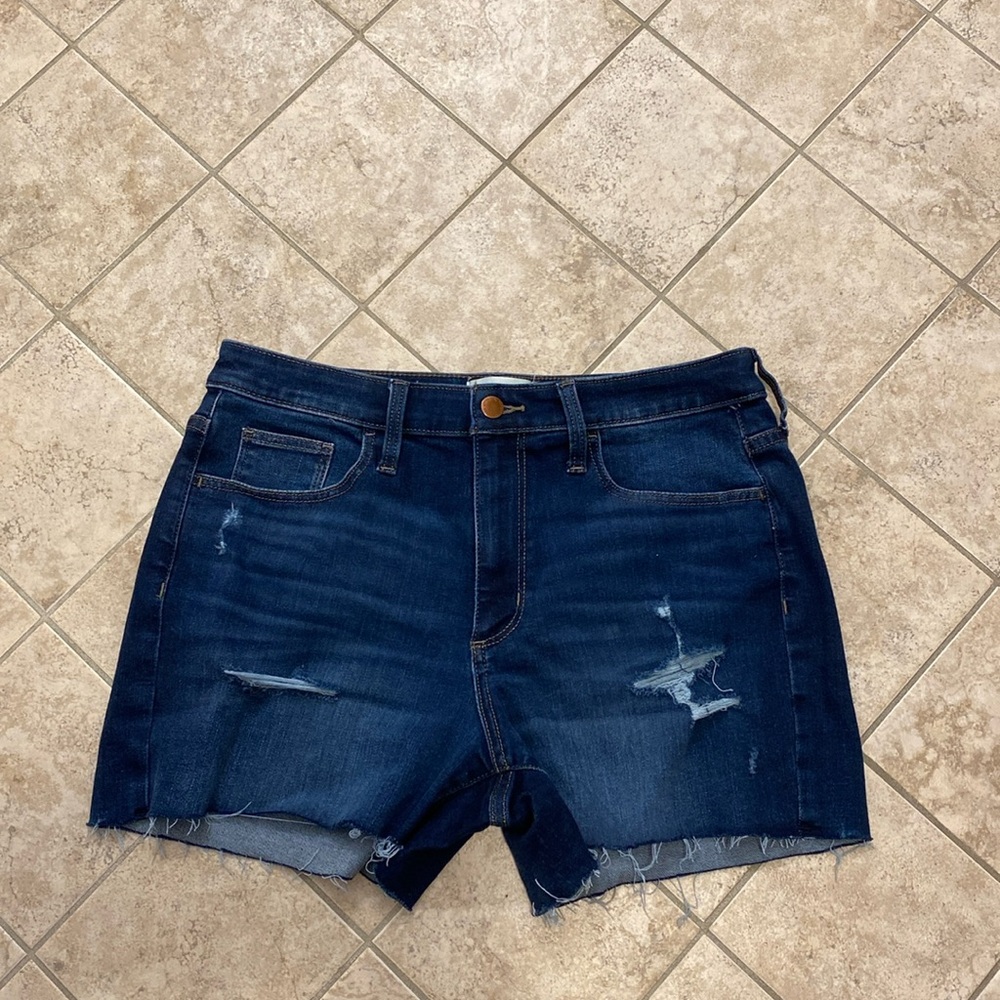 Universal thread shorts size 10